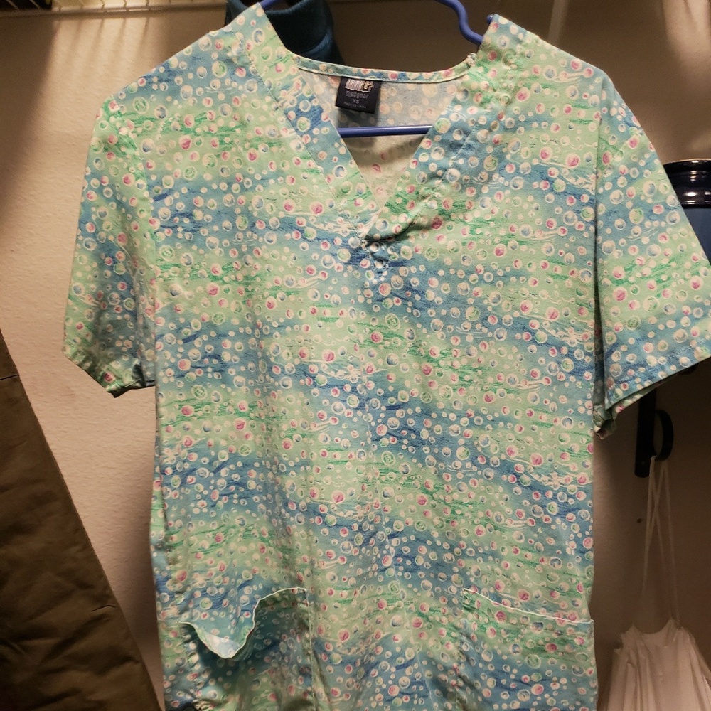 Cute bubble print scrub top